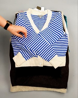 Фотография  513 - Джемпера СТОК CAN 084#7 кг, ЛОТ №7647 оптом в Кирове и Кировской области