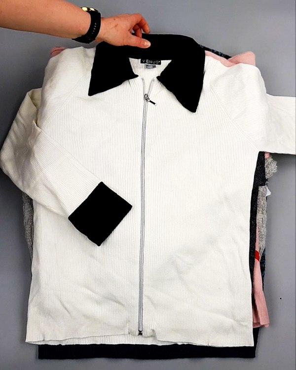 Фотография  610 - Джемпера СТОК CAN 084#7 кг, ЛОТ №7650 оптом в Кирове и Кировской области