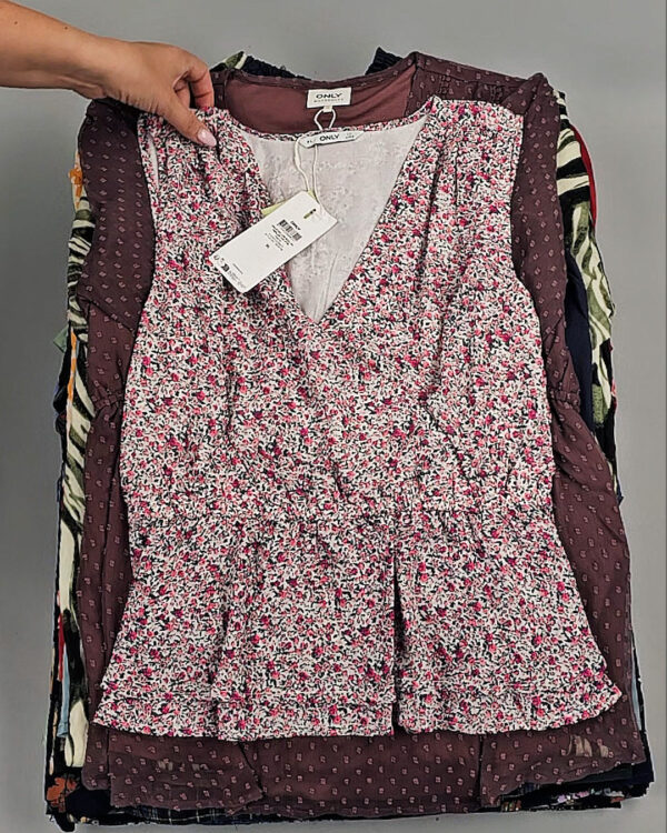 Фотография  832 - Блузки+Джемпера Bestseller Summer 045 B#8,5 кг, ЛОТ №9039 оптом в Кирове и Кировской области