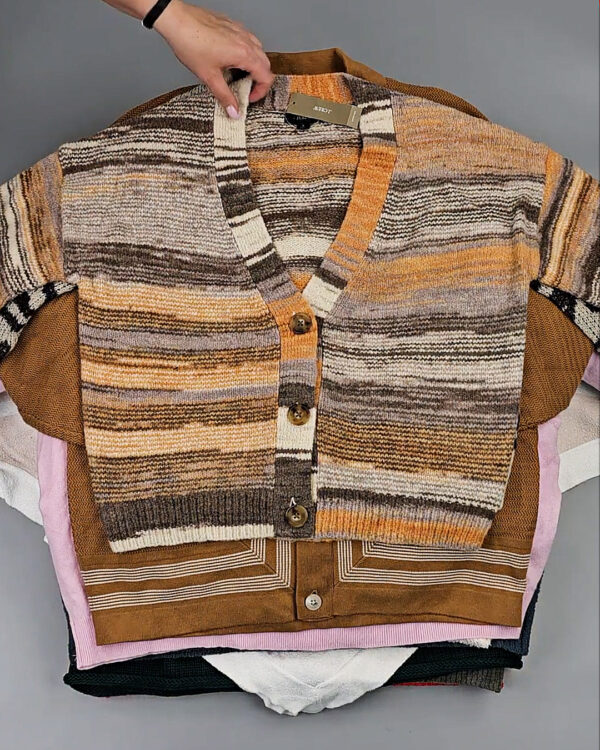 Фотография  705 - Джемпера СТОК CAN#10 кг, ЛОТ СТ-9915 оптом в Кирове и Кировской области